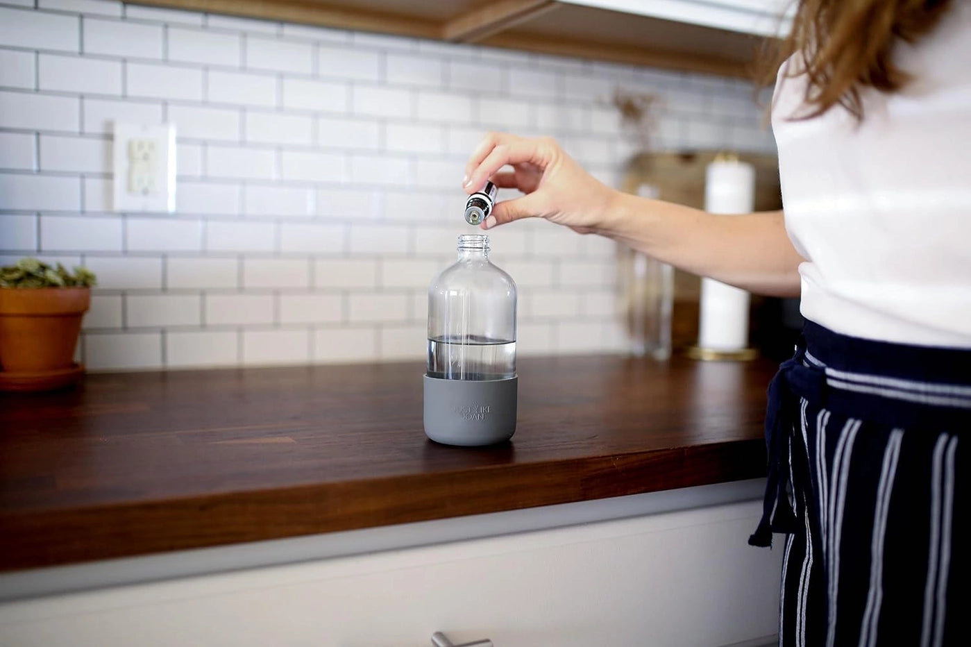 Clear Glass Spray Bottle with Silicone Sleeve (gray and green)